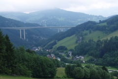 Údolí s dálničním mostem
