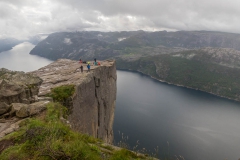 A tohle je náš 2. výstup - Preikestolen - skála tyčící se 604 metrů nad modrou hladinou Lysefjordu