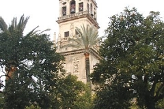 Původně minaret od mešity. Dnes věž katedrály