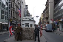 Checkpoint Charlie - nejznámější bývalý hraniční přechod z/do vých./záp. Berlína
