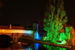 Osvětlený most přes řeku Pegnitz