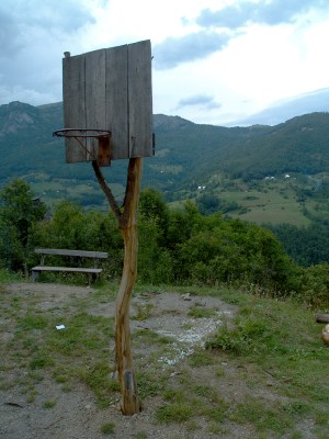 Basketbalový koš v horách