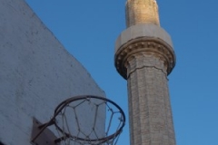 Basketbalové hřiště hned u mešity