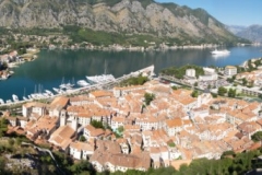 Město Kotor z horních hradeb umístěné na vysoké skále
