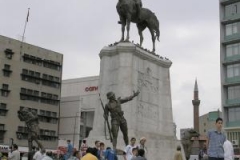 Atatürkův pomník - nesmí chybět v žádném větším městě