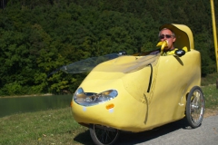 Jerguš se žlutým velomobilem a s banánem