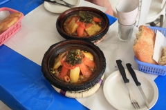 Tažin - typické marocké jídlo. Pokaždé bylo jiné, ale dobré a výživné.(obsah: maso,brambory,zelenina a hodně hrášku)