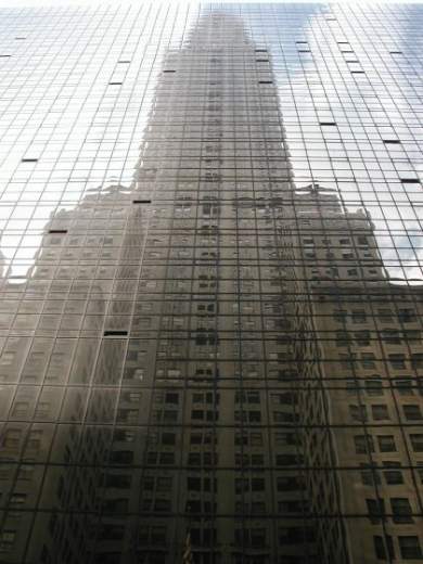 Chrysler Building v odražené skleněné budově