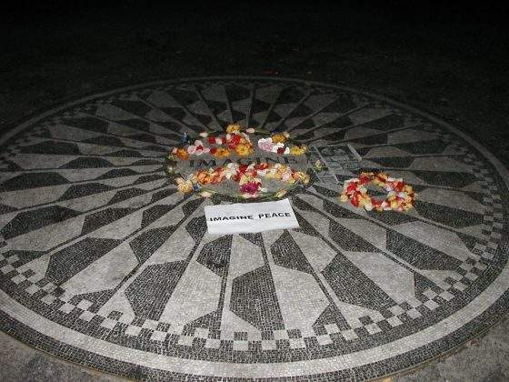 Pomník Johnu Lennonovi kde byl zavražděn