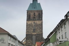 Katedrála tyčící se do výše 114 m. Nejvyšší budova v Praze má pouze 109 metrů (City Tower Pankrác).