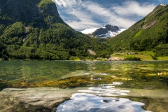 Fjord a zasněžené vrcholky hor