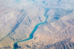 Pohled z letadla na vodní plochu přehrady Karun 3 v Íránu