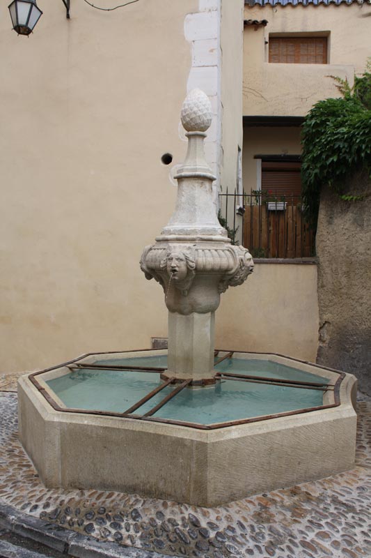 Pernes les Fontaines - městečko 40 fontán