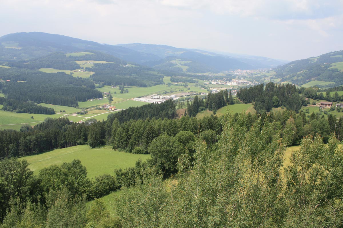 Pohled ze Sonnenturm - odpočívadlo na dálnici z Grazu směrem na Tarvisio