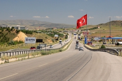 Turecká vlajka nad silnicí