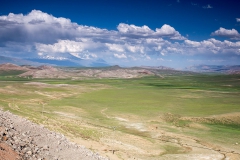 Ararat a okolní pustá krajina.