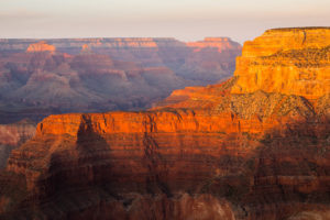 Červené skály Grand Canyonu při západu slunce